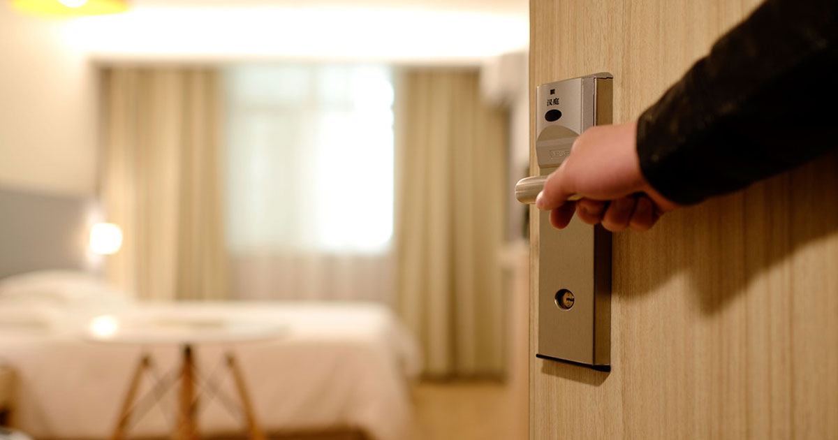 Real Estate Investing With Airbnb Made Simple [With Tips From Experts]